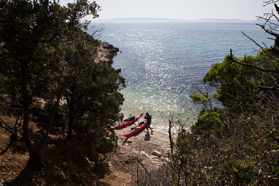 adventure_kayaking_on_a_beach