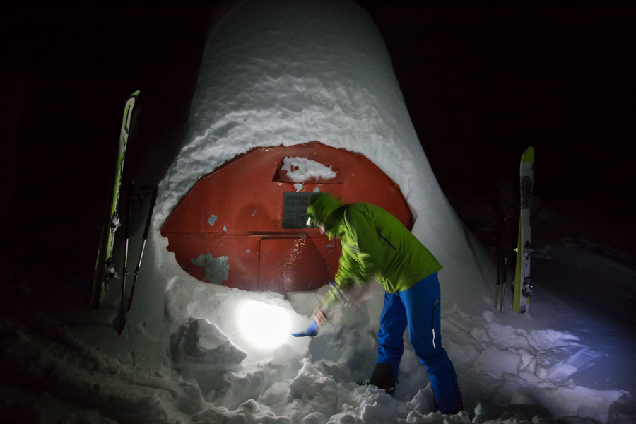 bivouac_mazzeni_in_winter_night