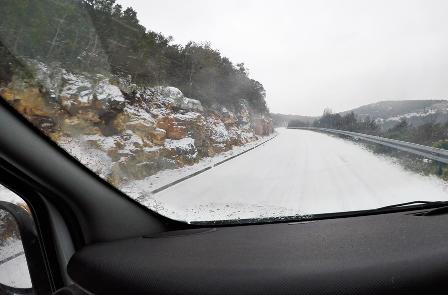 snow_on_island_road_in_croatia