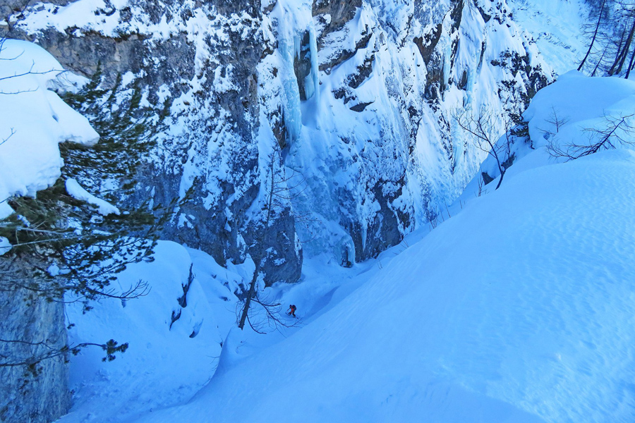 zleb_hude_police_exit_couloir